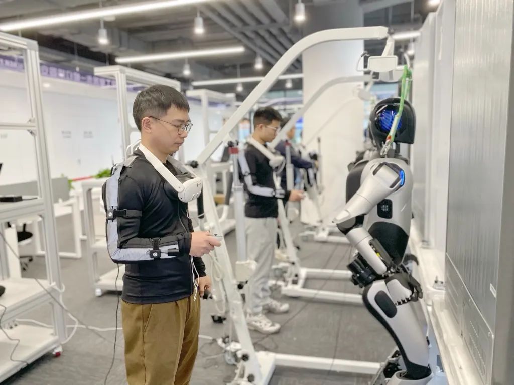 汽車檢測、配藥、疊衣服，超百臺人形機器人在這里接受“人類教學(xué)”｜產(chǎn)業(yè)創(chuàng)新動態(tài)